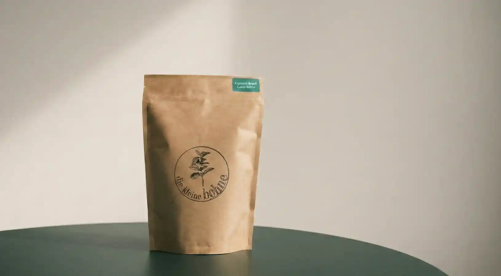 Tüte Espresso Brasil Ganze Bohne auf einem Tisch