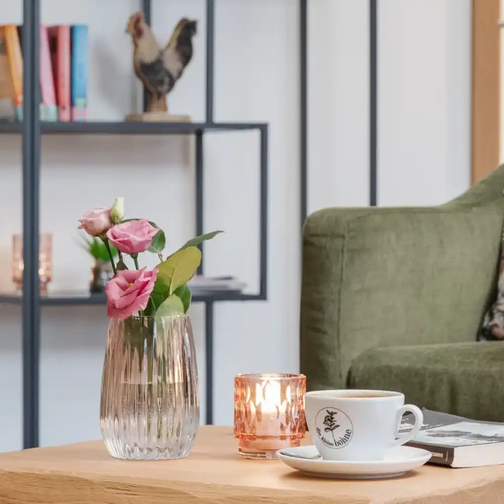 Bild vom Hotel Obermaier in München, auf dem ein Kaffee von diekleinebohne in einer Tasse mit Logo zu sehen ist.
